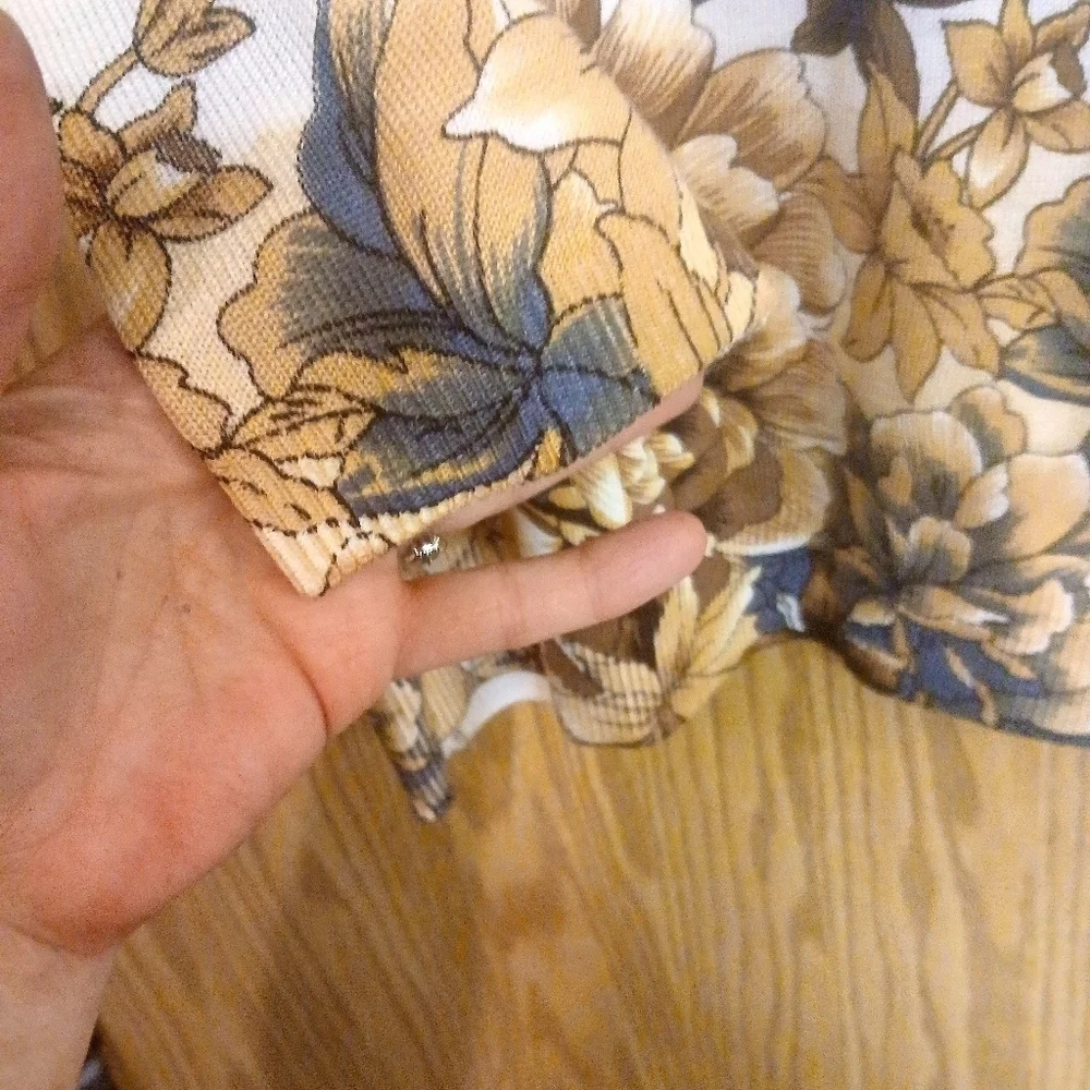 Emily Daniels Floral Lightweight Sweater - Picture 6 of 6